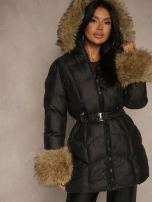 Czarna Kurtka z Pikowanymi Przeszyciami Kapturem i Futrzanymi Wstawkami Olerrea j.style