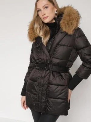 Czarna Kurtka z Pikowanymi Przeszyciami Paskiem i Kapturem z Futrem Lidanessa