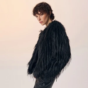 Czarna kurtka ze sztucznego futerka House