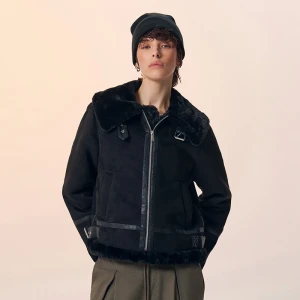 Czarna kurtka ze sztucznej skóry z futerkiem na kołnierzu i rękawach. House