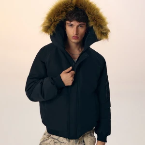 Czarna kurtka zimowa z kapturem wykończonym sztucznym futerkiem House