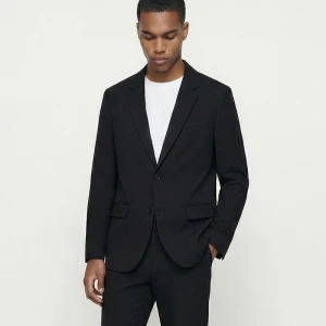 Czarna marynarka jednorzędowa o regularnym kroju House