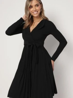 Czarna Midi Sukienka z Plisowanym Dołem i Kopertowym Dekoltem z Materiałowym Paskiem Obebba messaya