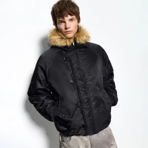 Czarna ocieplana kurtka bomber z kapurem ze sztucznym futerkiem na kapturze House