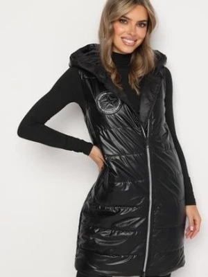 Czarna Pikowana Długa Kamizelka z Kapturem Ozdobiona Naszywką Mevaya swest