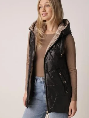 Czarna Pikowana Kamizelka o Długim Kroju z Nieodpinanym Kapturem i Aplikacją Koretes swest