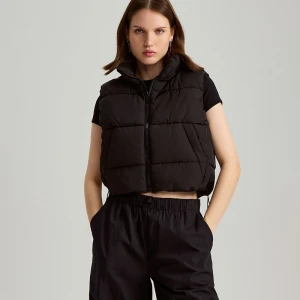 Czarna pikowana kamizelka o krótszym kroju House