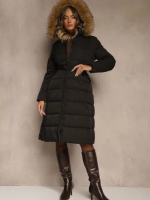 Czarna Pikowana Kurtka o Długim Kroju z Paskiem i Kapturem z Futrem Aveslia