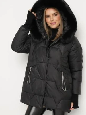 Czarna Pikowana Kurtka o Pudełkowym Kroju z Odpinanym Futerkiem i Ozdobnym Suwakiem Hedilina