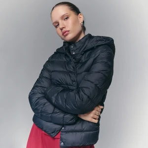 Czarna pikowana kurtka przejściowa House