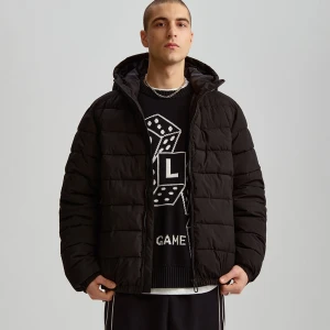 Czarna pikowana kurtka przejściowa z kapturem House