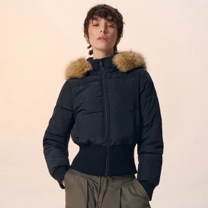 Czarna pikowana kurtka z kapturem ze syntetycznym futerkiem House