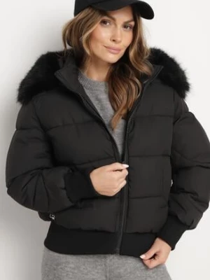 Czarna Pikowana Kurtka z Szerokimi Ściągaczami i Ozdobnym Futrem przy Kapturze Inandria swest