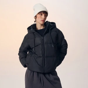 Czarna pikowana kurtka zimowa z kapturem House