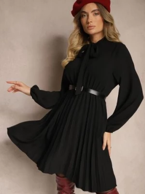 Czarna Plisowana Sukienka o Eleganckim Kroju z Wiązaniem przy Dekolcie i Gumką w Pasie Belorinda j studio