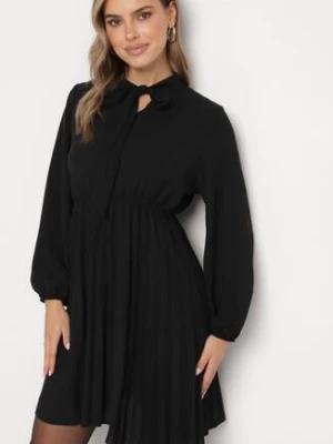 Czarna Plisowana Sukienka z Ozdobnym Wiązaniem i Gumką w Talii Melondria j studio
