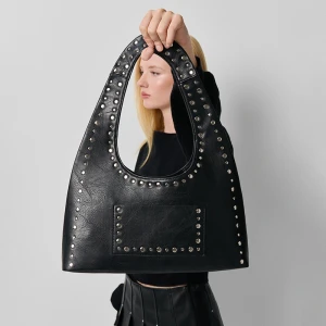 Czarna półokrągła torebka z nitami House