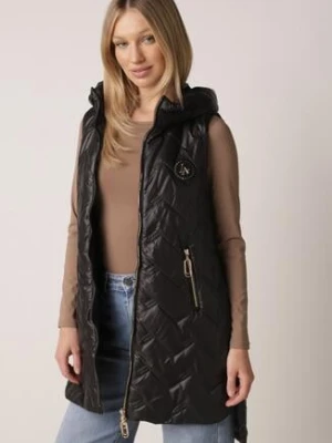 Czarna Przejściowa Kamizelka Pikowana o Długim Kroju z Kapturem i Naszywką Harmaste swest