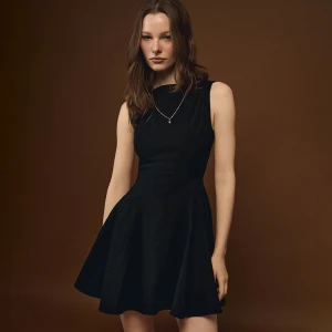 Czarna rozkloszowana sukienka mini House