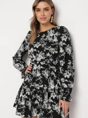 Czarna Rozkloszowana Sukienka o Kwiatowym Wzorze z Falbanką i Gumką w Talii Sarasila retro & icone
