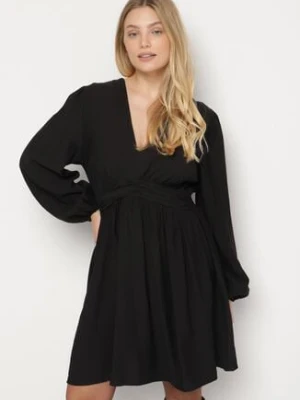 Czarna Rozkloszowana Sukienka z Marszczeniem w Talii i Dekoltem w Serek Salindea retro & icone