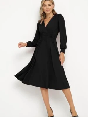 Czarna Rozkloszowana Sukienka z Wiskozą o Kopertowym Kroju Selwenna by swan