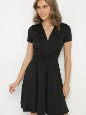 Czarna Rozkloszowana Sukienka z Wiskozą o Kopertowym Kroju z Marszczeniem Adivas by swan
