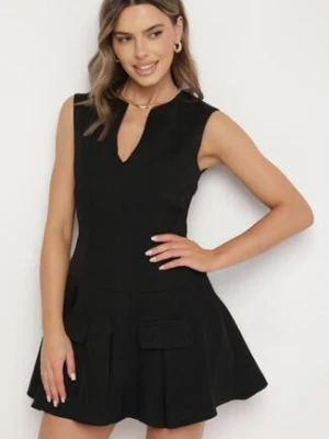 Czarna Rozkloszowana Sukienka z Wycięciem przy Dekolcie Atarinea retro & icone