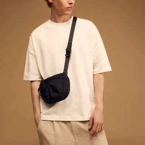 Czarna saszetka z długim regulowanym paskiem House