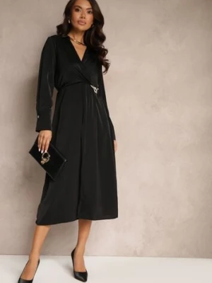 Czarna Satynowa Sukienka Kopertowa z Gumką i Łańcuszkiem w Talii Shaffa rosa