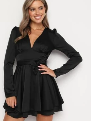 Czarna Satynowa Sukienka Mini z Głębokim Dekoltem i Wiązaniem z Tyłu Liadan allyson
