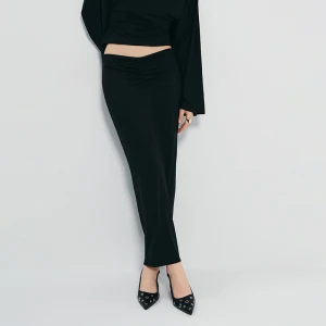 Czarna spódnica midi z marszczeniami House