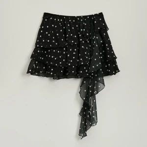 Czarna spódnica mini na gumce w kropki z asymetryczną falbanką House