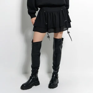 Czarna spódnica mini ze wszytymi spodenkami i falbankami House