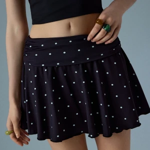 Czarna spódniczka mini w kropki z wszytymi spodenkami House
