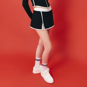 Czarna spódniczka mini z wszytymi spodenkami i białymi lamówkami House