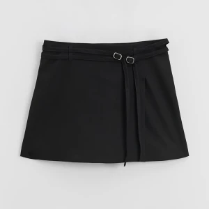 Czarna spódniczka mini z wszytymi spodenkami i podwójnymi paskami House