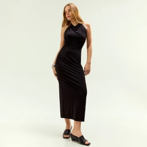 Czarna sukienka maxi z odkrytymi plecami i nitami House