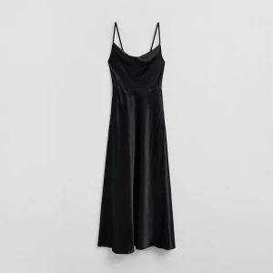 Czarna sukienka maxi z rozcięciem na nogę House