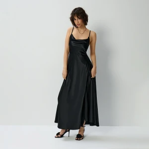 Czarna sukienka maxi z rozcięciem na nogę House