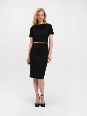 Czarna sukienka midi o prostym kroju
