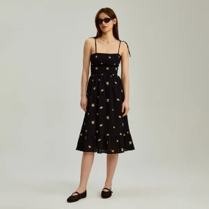 Czarna sukienka midi w kwiaty na ramiączkach House