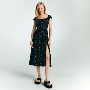 Czarna sukienka midi w kwiaty z rozcięciem House