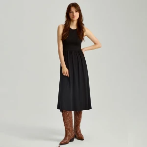 Czarna sukienka midi z dekoltem halter House