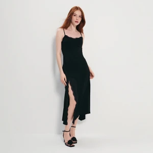 Czarna sukienka midi z koronką House