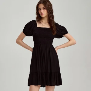 Czarna sukienka mini z bufiastym rękawem i falbankami House