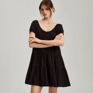 Czarna sukienka mini z bufiastymi rękawami i falbanami House