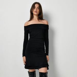 Czarna sukienka mini z dekoltem off shoulder i rozkloszowanym dołem House