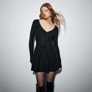 Czarna sukienka mini z długim rękawem i wszytymi spodenkami House