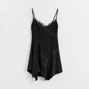 Czarna sukienka mini z koronką i asymetrycznym dołem House